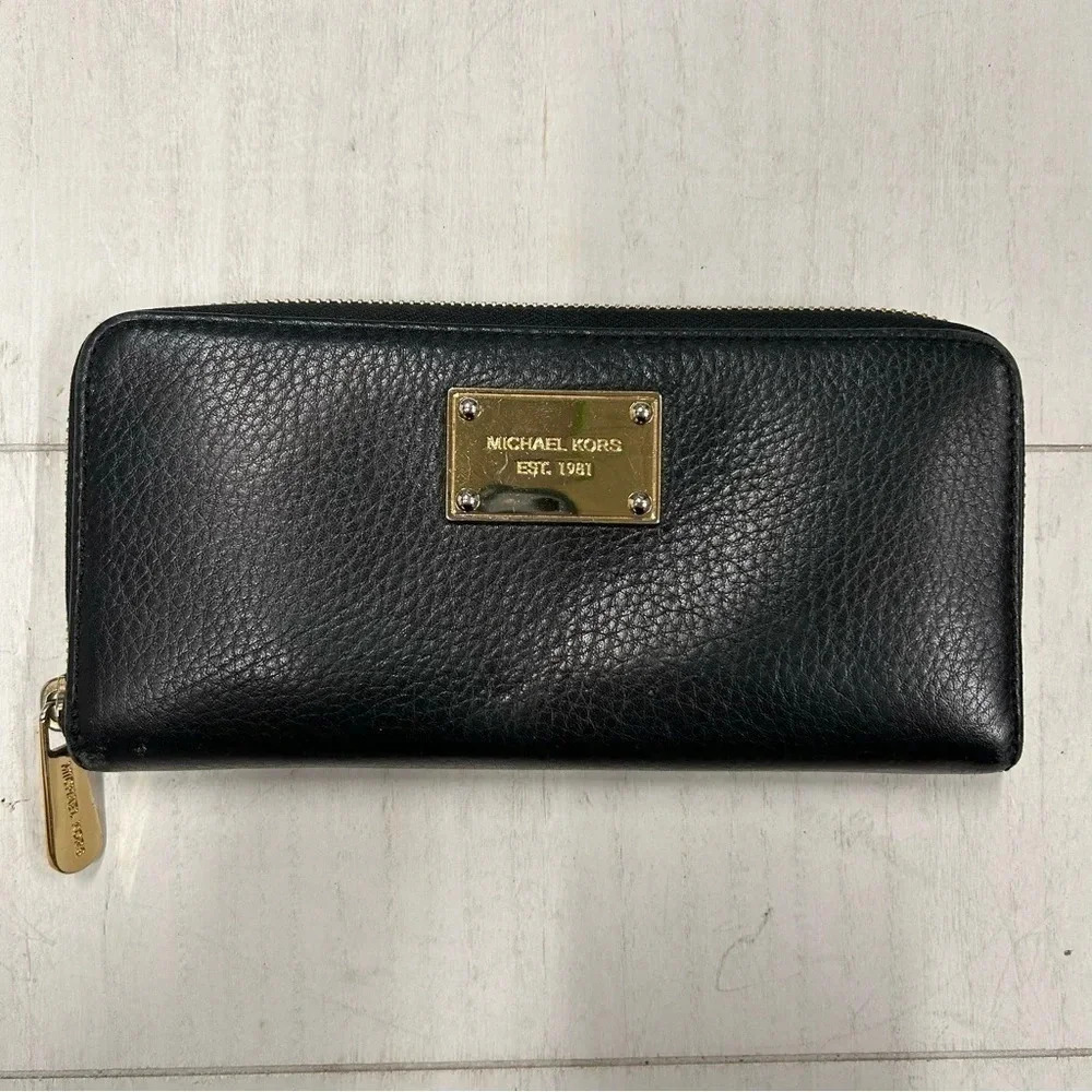 Michael Kors Jet Set Leather Wallet Black Zip around 8”x4” Preowned Good